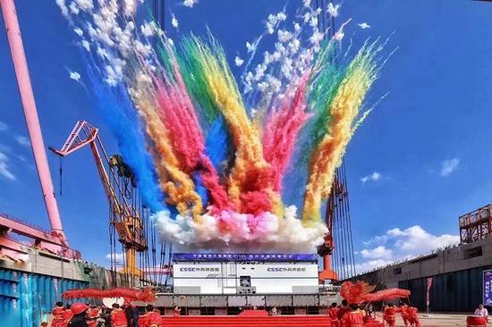 首条国产大型邮轮转入坞内连续搭载 图源:上海市住建委