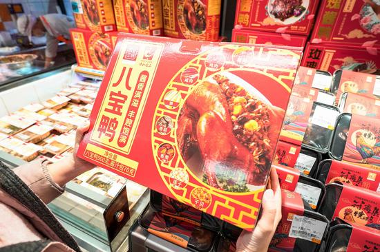 图:上海市民连日来积极采购年货