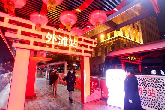 不少乘客來到現場觀賞美景