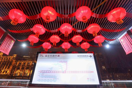 100個燈籠把71路外灘站點綴的非常喜慶