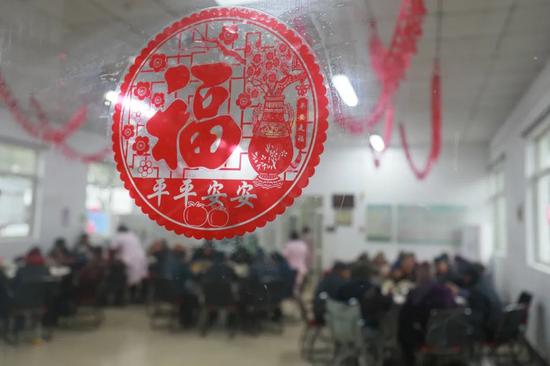 窗户上贴着“平平安安”和“福”字 。