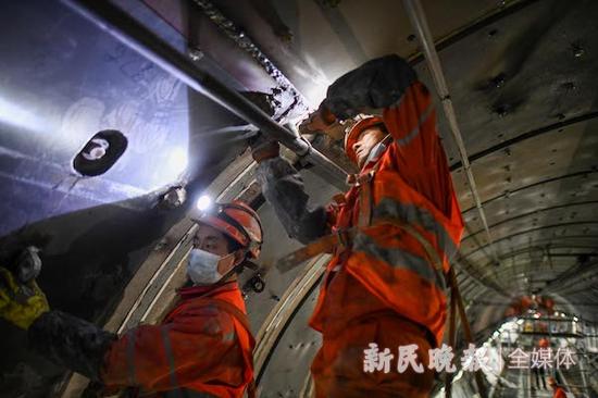 图说:春节长假地铁施工 新民晚报记者 陈梦泽 摄(下同)