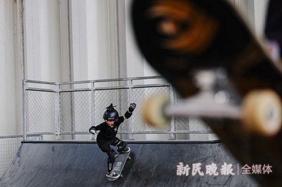 图说:小朋友在场外体验滑板