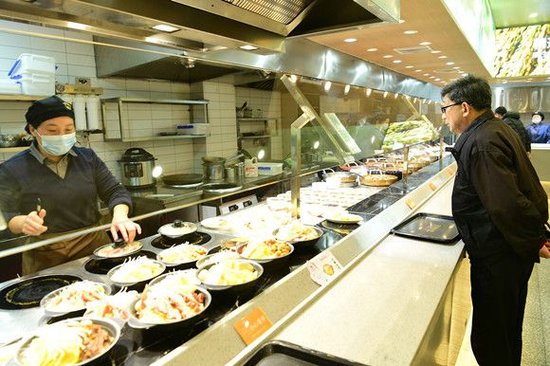 市民在上海市青浦区一家社区食堂内就餐，图片来源：视觉中国