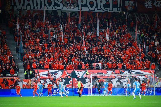 　　2026年3月7日，上海海港坐镇上汽浦东足球场迎战河南，此役有2万多名球迷购票观赛。 海沙尔 摄