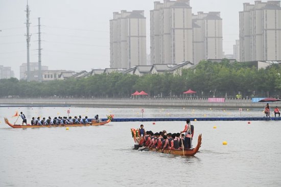 2026年6月19日，比赛前的队员正把龙舟划向起点。澎湃新闻记者 吴栋 图