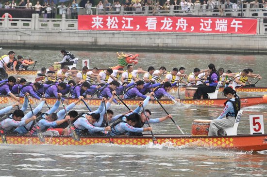 2026年6月19日，泗泾龙舟比赛中，各条龙舟竞争激烈。澎湃新闻记者 吴栋 图