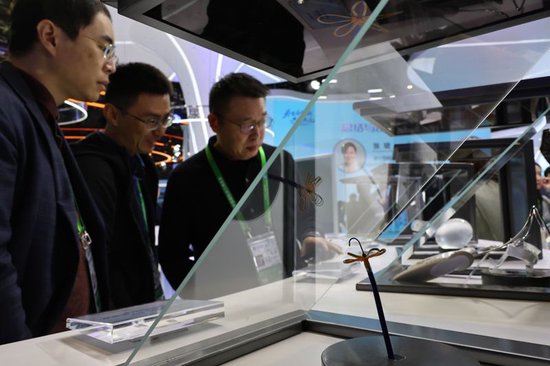 新华社照片，上海，2025年11月6日，参观者在波士顿科学公司展台一组以磁定位心脏脉冲电场消融导管（前）为代表的首发首展产品展示台前驻足观看。