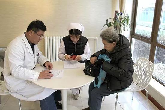 2018上海老人14项福利一览 增加养老金5月18