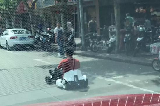 图说:男子笃定地坐着“卡丁车” 网友供图