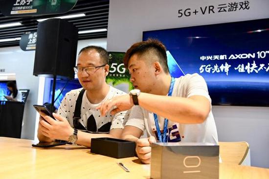 图说:国内首款5G手机开售 采访对象供图