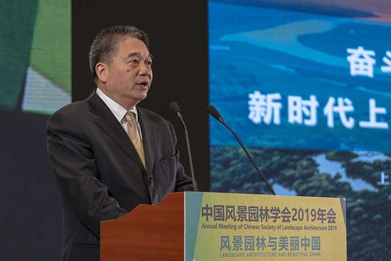 在10月19日举行的中国风景园林学会2019年会上,上海市绿化和市容管理局局长邓建平作主旨报告。 上海市绿化和市容管理局 供图