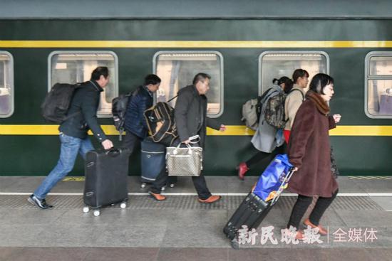 图说:2020年春运拉开大幕 新民晚报记者 陈梦泽 摄(下同)