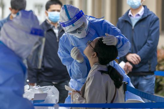4月14日，企事业员工在上海市闵行区华漕社区卫生服务中心接受核酸检测采样。新华社记者 王翔摄