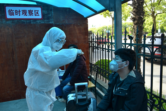 图说：上海大学临时观察区内检查体温