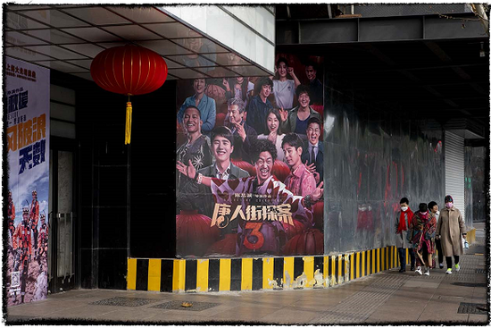 图说:今年春节,上海大光明电影院门口路人寥寥无几 雍和 摄