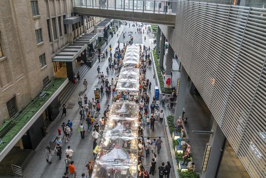 南京路步行街支路“六合路上小尖顶”露天集市吸引众多市民游客逛街购物、品尝美食小吃。人民视觉 图