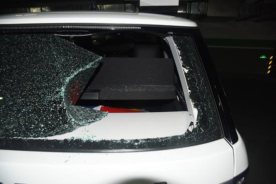 汽车的后挡风玻璃被砸。本文图片均由上海静安警方 供图
