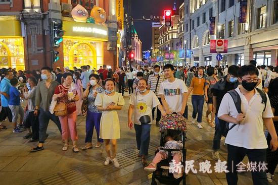 图说：旅游节期间的南京东路 新民晚报记者 周馨 摄