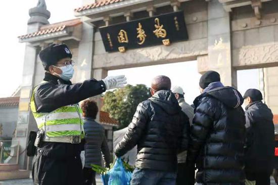 青浦分局交警支队机动二大队勤务辅警陈定峰在福寿园1号门开展冬至祭扫交保工作 本文图片 市局供图