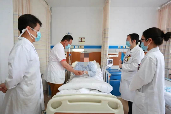 上海市中西医结合医院风湿病科主任赵荫环(左二)在查房