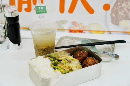 铁饭盒装的怀旧套餐