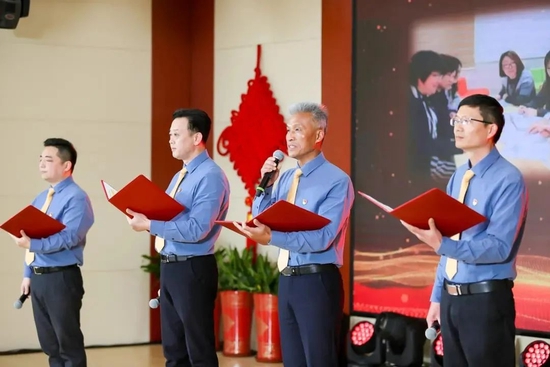 观澜教育联盟成员校的四位党支部书记，在展示活动中朗诵《先锋在行动》。