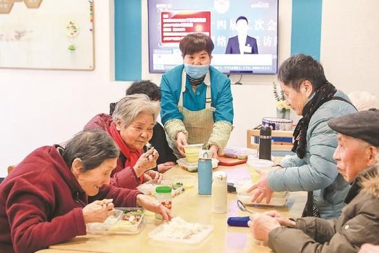 图说：五里桥第一日间照护中心内，附近的老年居民来到这里用午餐（新民晚报记者 周馨 摄）