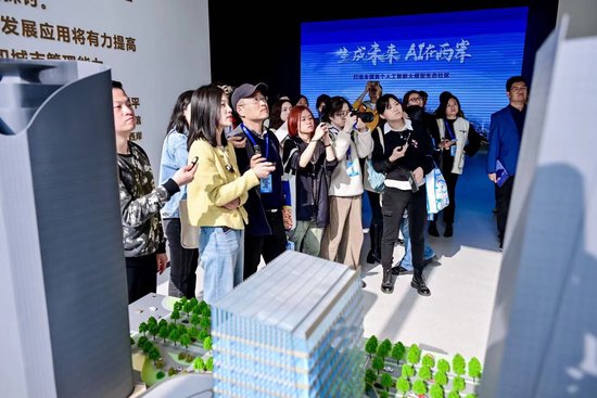 “模速空间”副总经理 张韵 接受记者采访