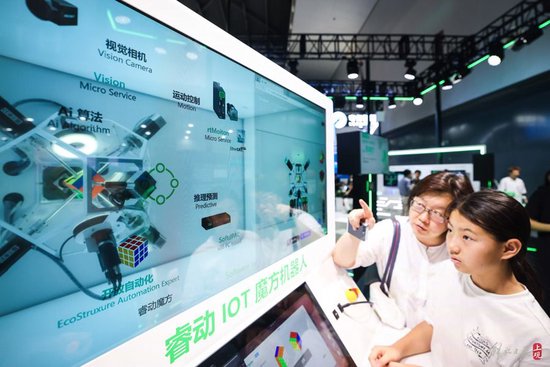 施耐德电气基于EcoStruxure开放自动化平台的“睿动IOT魔方机器人”,形象展示出视觉监测、算法、决策、驱动等AI功能已经深入自动化产线的底层逻辑。首先,这款机器人基于大语言模型,搭载了视觉识别技术,可以迅速判断不同颜色的魔方模块;其次,利用路径寻优的算法,找到魔方最快还原的方法;之后,操作过程体现了自动化控制系统和柔性智能机器人的应用。