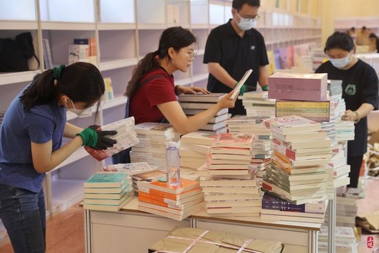 忙碌上架图书的工作人员。赖鑫琳摄