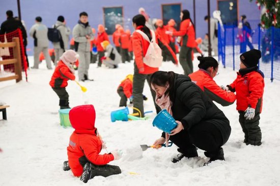 亲子家庭在耀雪冰雪世界畅享挖雪乐趣。