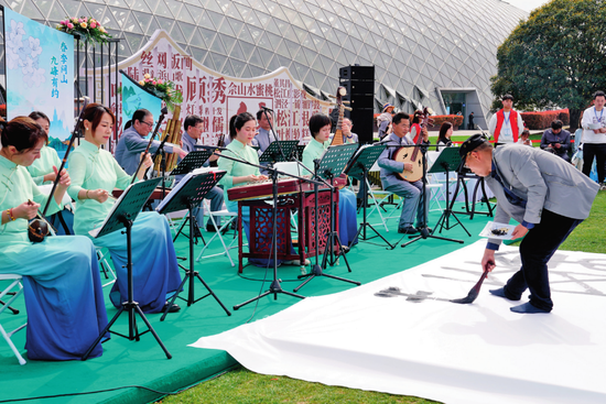 江南丝竹专场音乐会与书法家的地书 表演在上海辰山植物园的“城市美育日” 活动现场上演。图源:《瞭望》