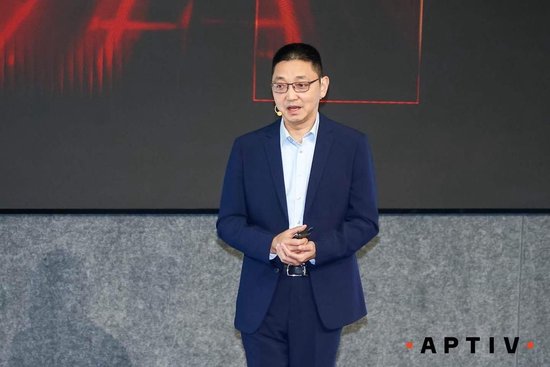 安波福连接器系统副总裁兼亚太区总经理沈国樑结合汽车发展趋势介绍安波福端到端48V系统本地化解决方案