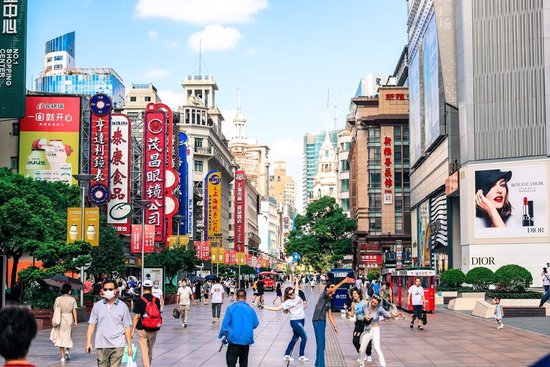 南京路步行街位于上海市黄浦区。黄浦区供图