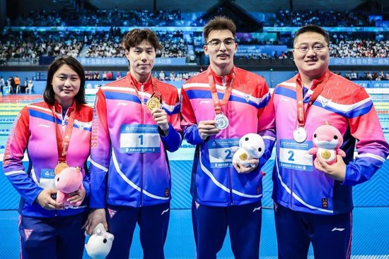 郑英昊（右二）展现上海蛙泳人才方面的厚实储备（文汇报 王竟成）