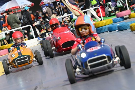 　　2026年3月14日，上海嘉定上赛场外的汽车文化节上，孩子们正体验“儿童卡丁车”项目。澎湃新闻记者 吴栋 图