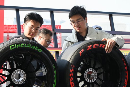 2026年3月11日，上海西岸的格子旗嘉年华上，车迷们近距离接触F1轮胎。澎湃新闻记者 吴栋 图