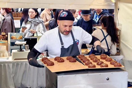 外滩“国际面包节3.0”上，法国主厨Romain Desavis（“主厨河马”）在制作曲奇饼。