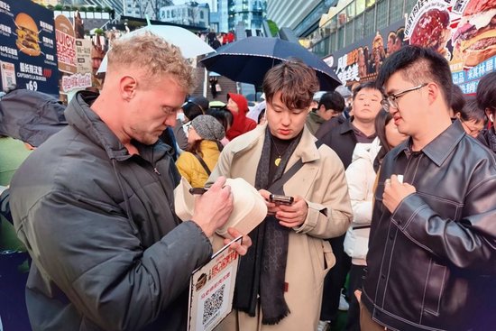 “马老师的肌肉汉堡”主理人马贵正在协助顾客下单。