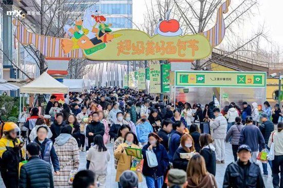  闵行万象城“超级美好面包节”现场人头攒动。（来源：上海闵行官微）