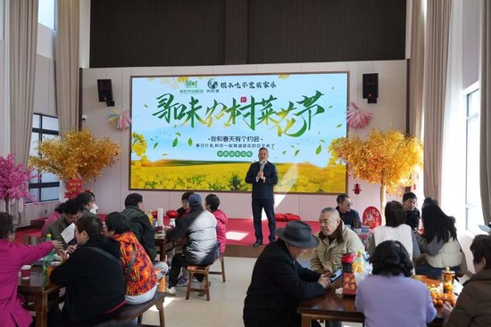 金山直播达人吴夏斌（台上）与粉丝们。