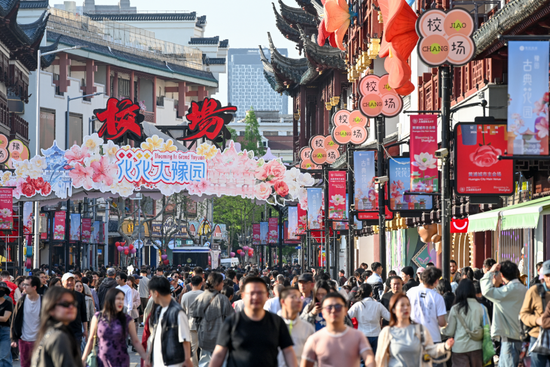 4月18日，上海豫园商城，校场摩肩擦踵。澎湃新闻记者 朱伟辉 图