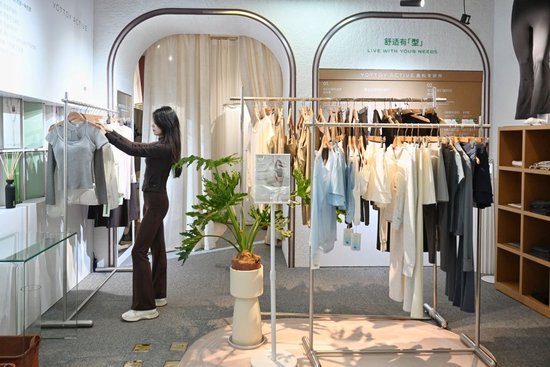 　　2026年4月27日，上海Lab812青年引力场主题快闪店，主理人宋莎在整理衣服。澎湃新闻记者 朱伟辉 图