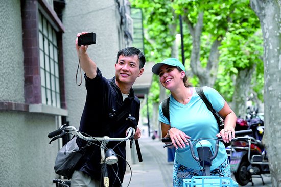 带着外国友人骑行上海。新华社