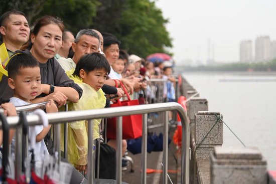 2026年6月19日，小区步道边的龙舟赛观众。澎湃新闻记者 吴栋 图