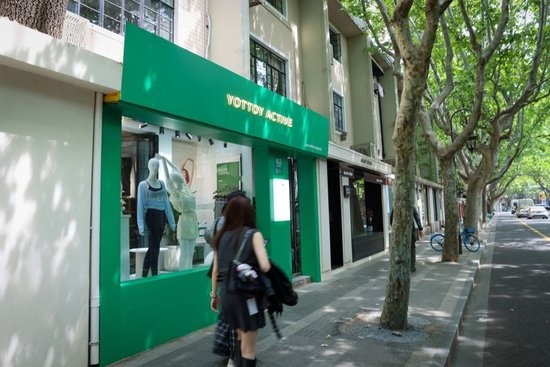 图为坐落于巨富长街区的青春小店。（叶辰亮摄）