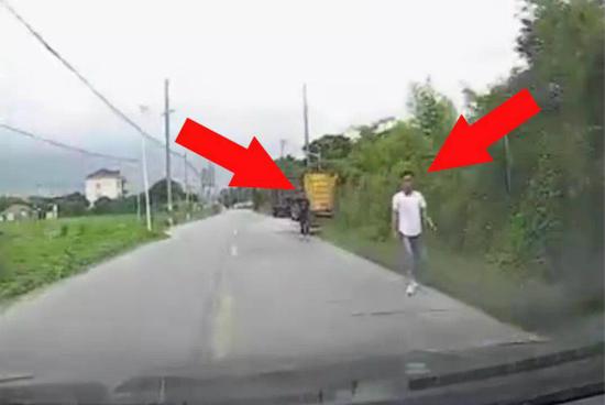 图说:嫌疑人下车,在狭窄道路上物色目标。青浦公安分局提供