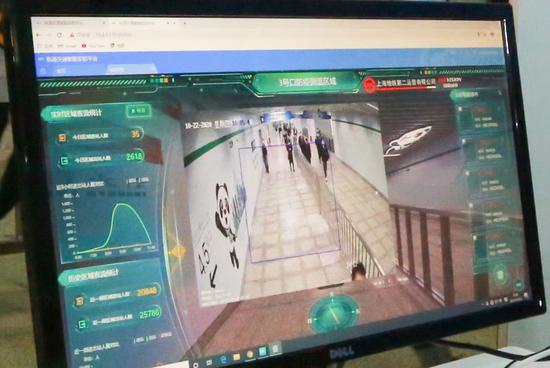 徐泾东站工作人员通过视频分析技术,对进站乘客佩戴口罩和体温情况进行监测。
