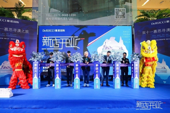 谢建华先生、李轩先生、曾奕龙先生、岳英超先生等嘉宾共同剪彩(从左往右)
